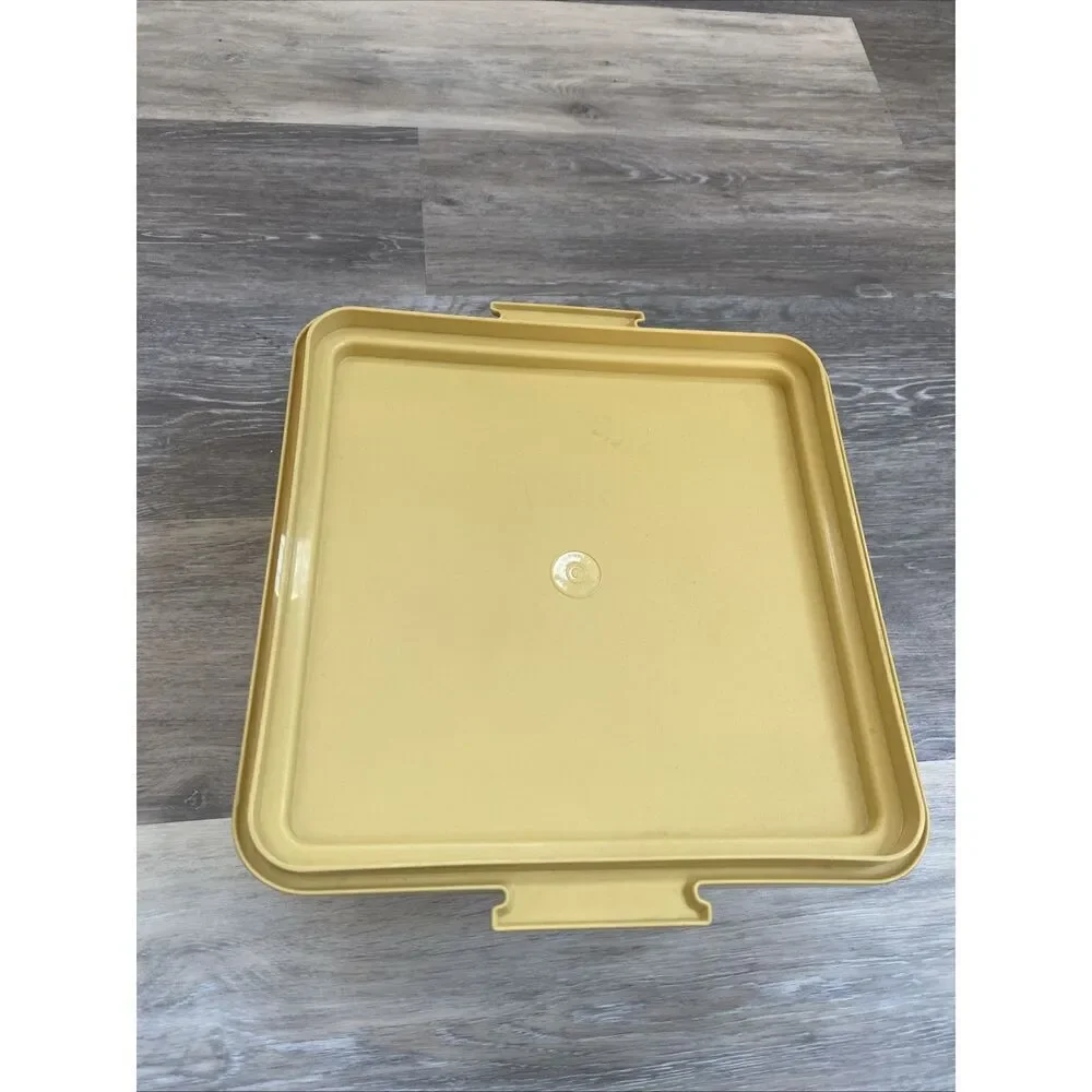 Harvest Gold Tupperware Square Cake Carrier Taker 1242-1 w Lid 1241-1